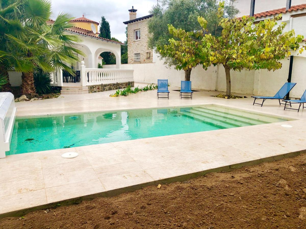 Carmanco 101 Villa เอมปูเรียบราบา ภายนอก รูปภาพ